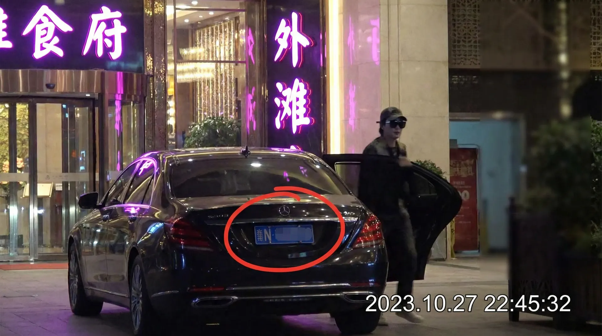 安博体育网址 - 豪车餐厅外偷拍